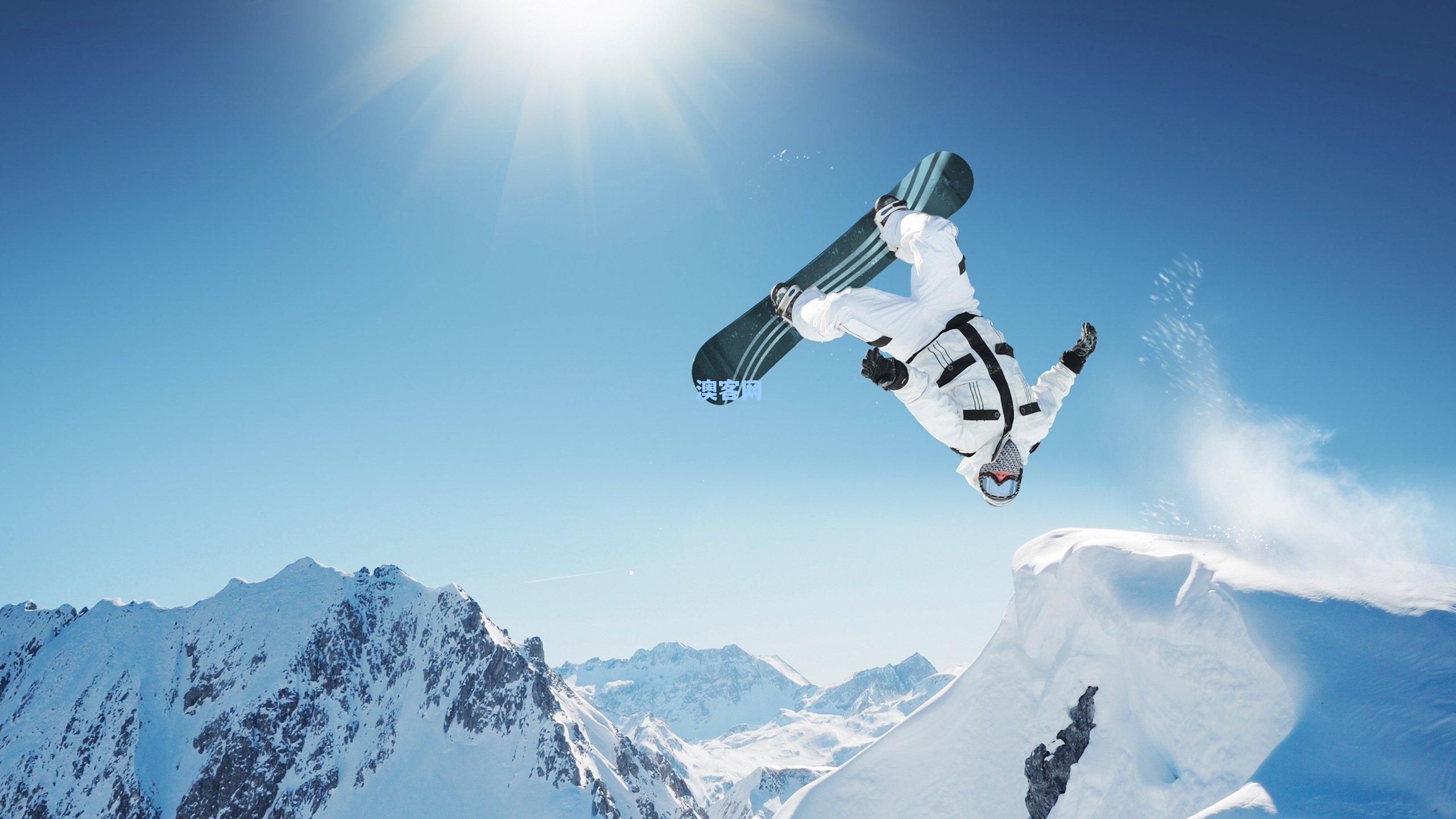 哈基米带伤驾助力车领取非洲足球先生奖 坚韧精神闪耀颁奖夜